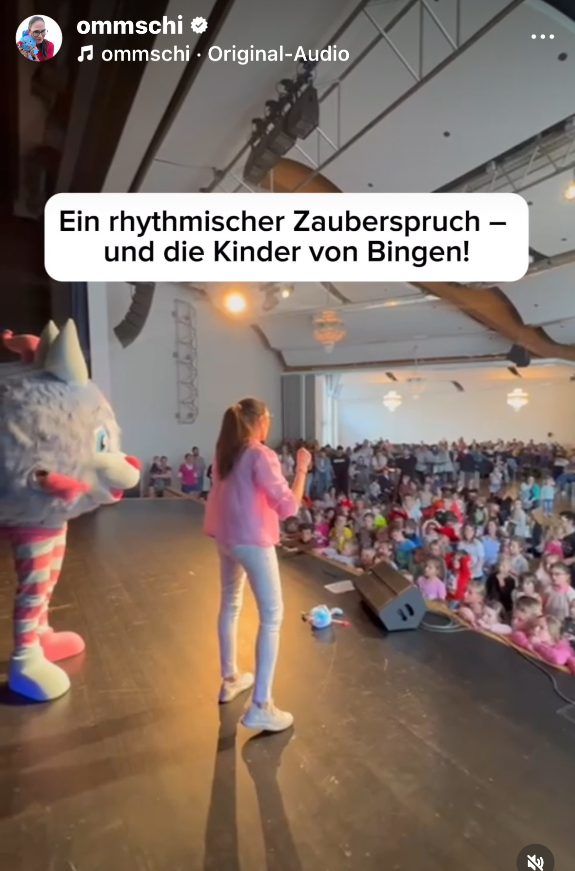 Ommschi Maskottchen Nicole Zauberspruch Ommschi mit Nicole auf der Bühne in Bingen